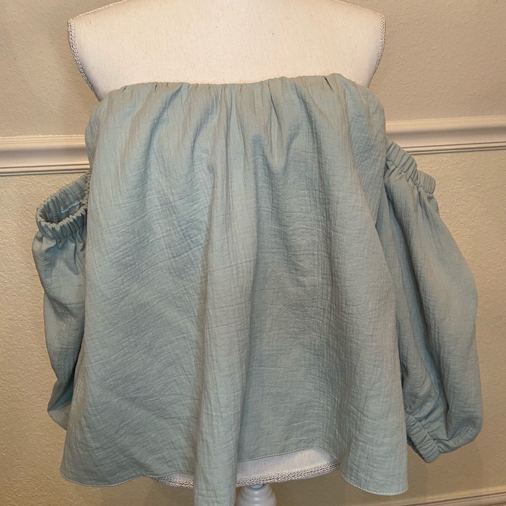 Bare shoulder, puffy sleeve top